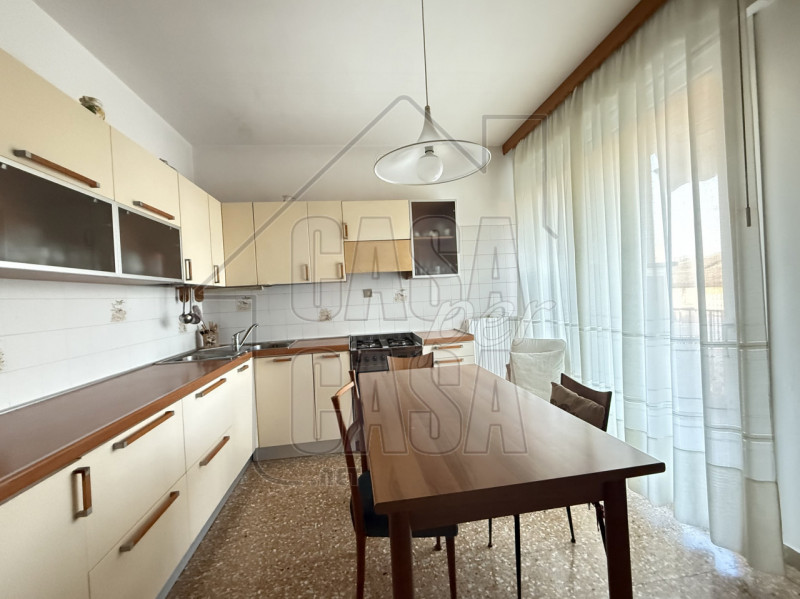 Scopri questo incantevole appartamento quadrilocale situato al secondo piano di un condominio tra...
