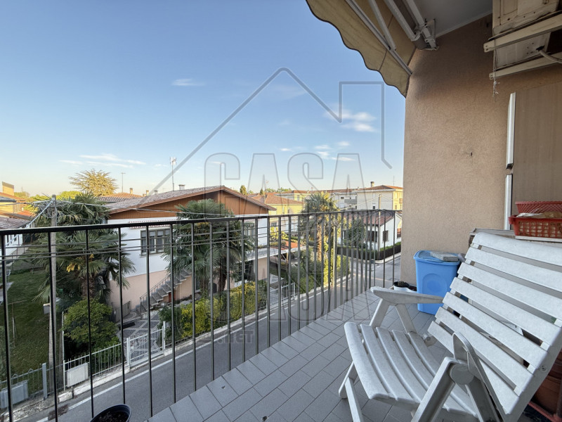 Scopri questo incantevole appartamento quadrilocale situato al secondo piano di un condominio tra...
