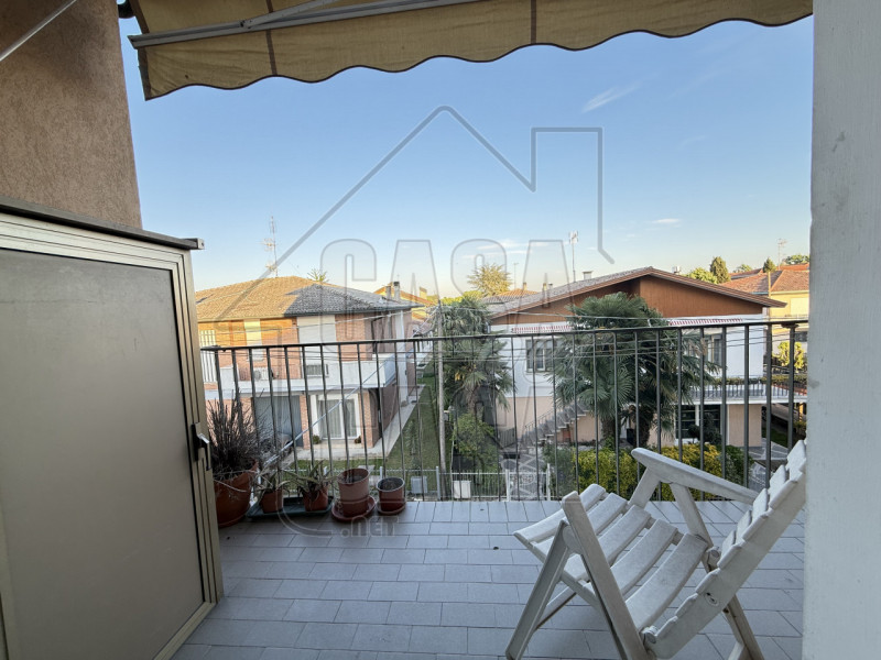 Scopri questo incantevole appartamento quadrilocale situato al secondo piano di un condominio tra...