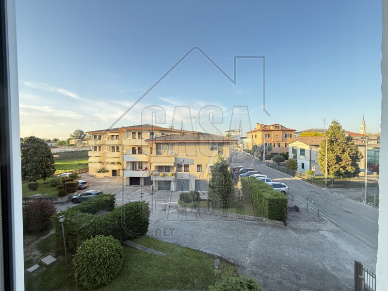 Scopri questo incantevole appartamento quadrilocale situato al secondo piano di un condominio tra...