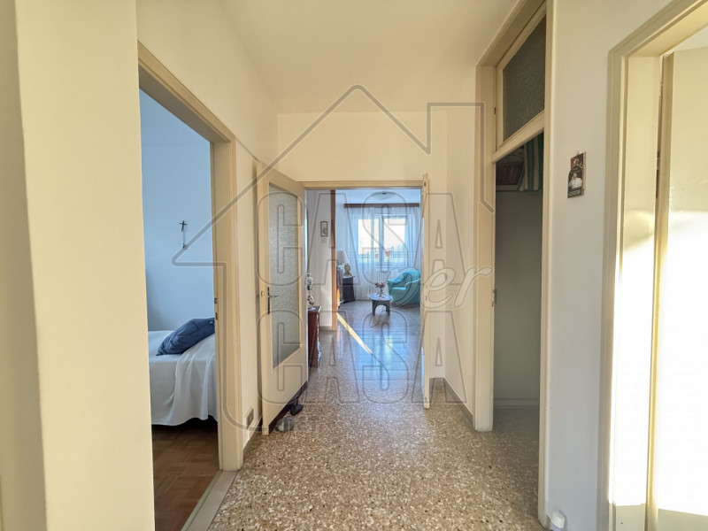 Scopri questo incantevole appartamento quadrilocale situato al secondo piano di un condominio tra...