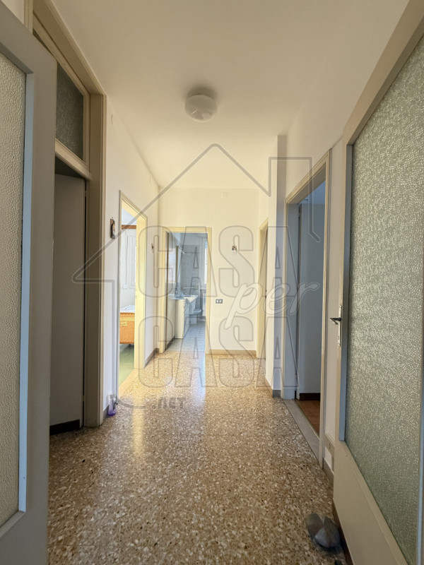 Scopri questo incantevole appartamento quadrilocale situato al secondo piano di un condominio tra...