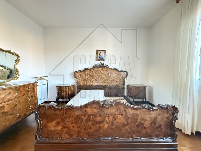 Scopri questo incantevole appartamento quadrilocale situato al secondo piano di un condominio tra...