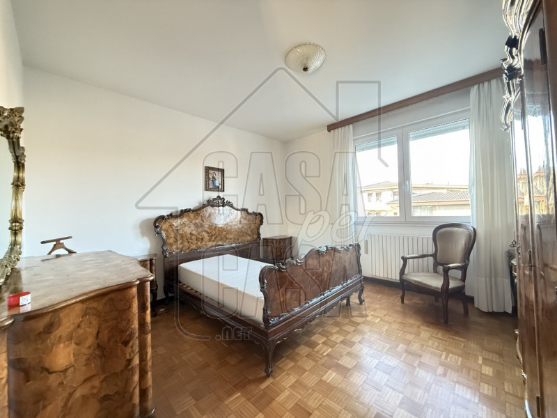 Scopri questo incantevole appartamento quadrilocale situato al secondo piano di un condominio tra...