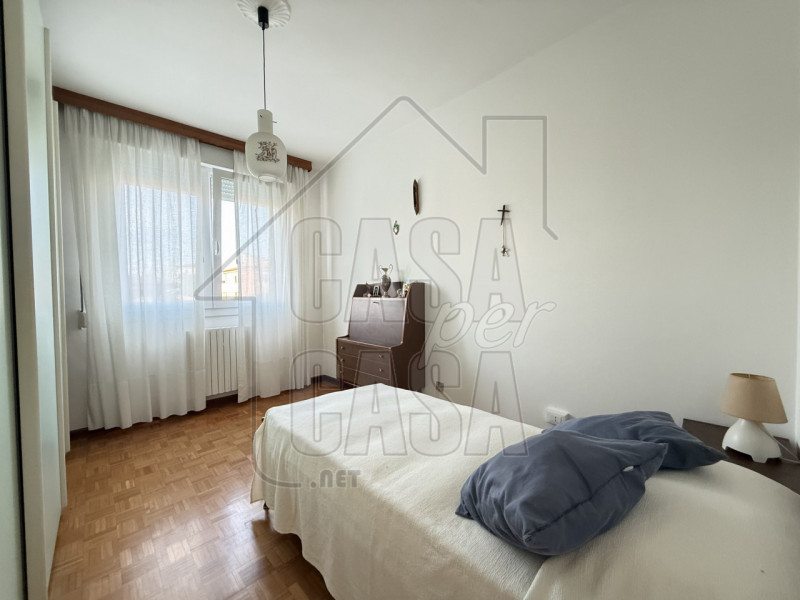 Scopri questo incantevole appartamento quadrilocale situato al secondo piano di un condominio tra...