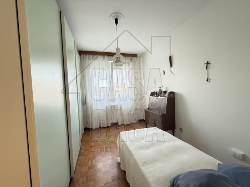 Scopri questo incantevole appartamento quadrilocale situato al secondo piano di un condominio tra...