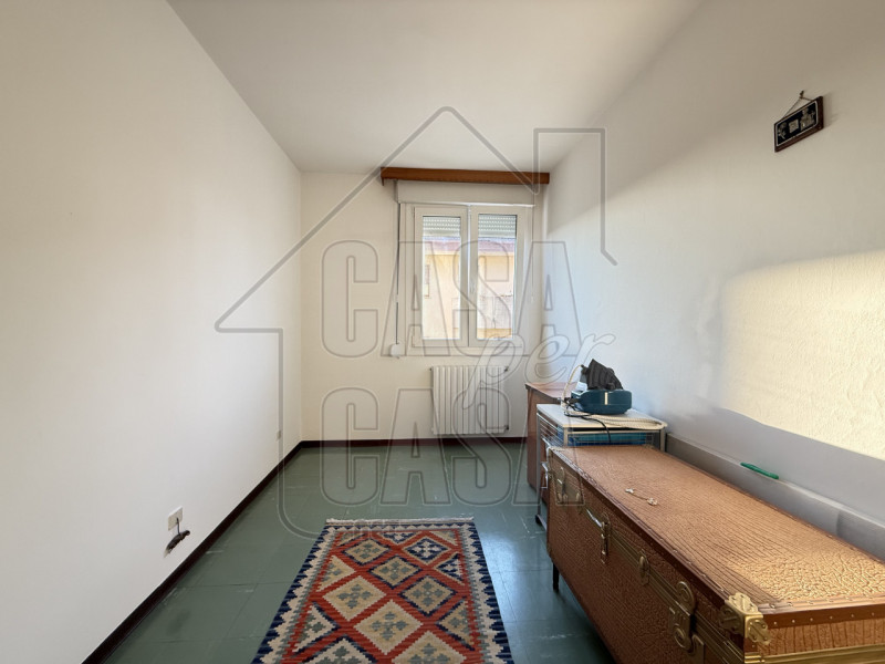 Scopri questo incantevole appartamento quadrilocale situato al secondo piano di un condominio tra...