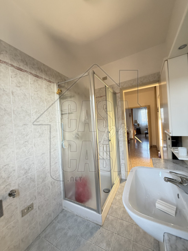 Scopri questo incantevole appartamento quadrilocale situato al secondo piano di un condominio tra...