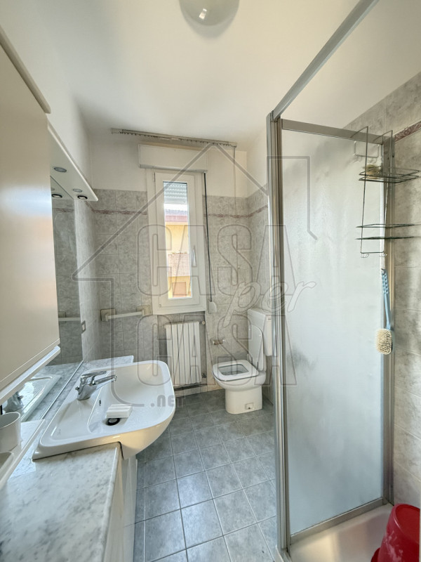 Scopri questo incantevole appartamento quadrilocale situato al secondo piano di un condominio tra...