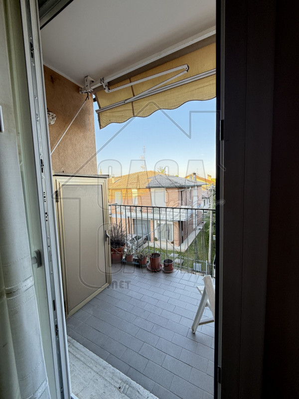 Scopri questo incantevole appartamento quadrilocale situato al secondo piano di un condominio tra...