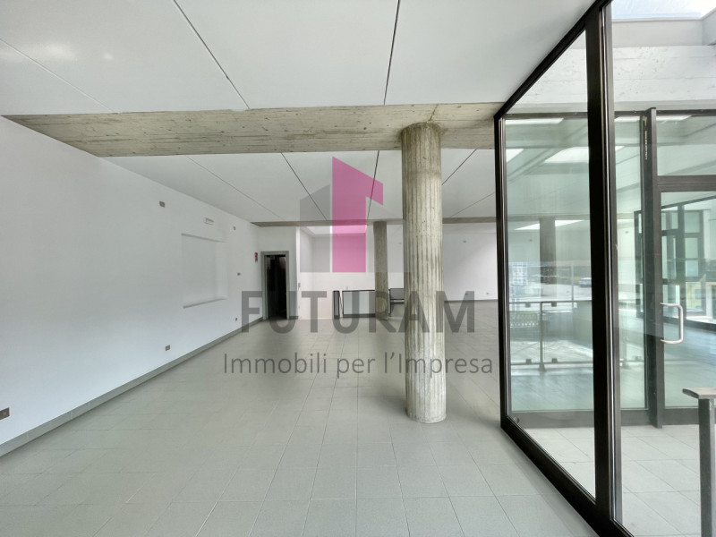 BRENDOLA - 56 FIL- Per info 0444/310220

 Su strada di forte passaggio proponiamo in AFFITTO nego...