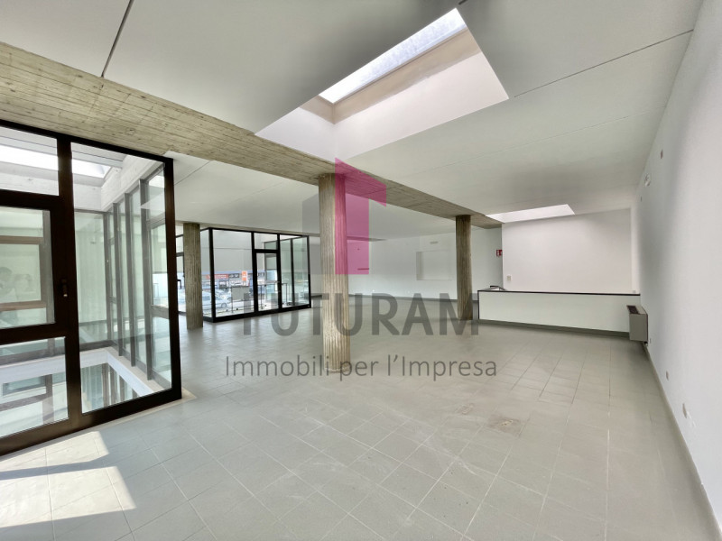 BRENDOLA - 56 FIL- Per info 0444/310220

 Su strada di forte passaggio proponiamo in AFFITTO nego...