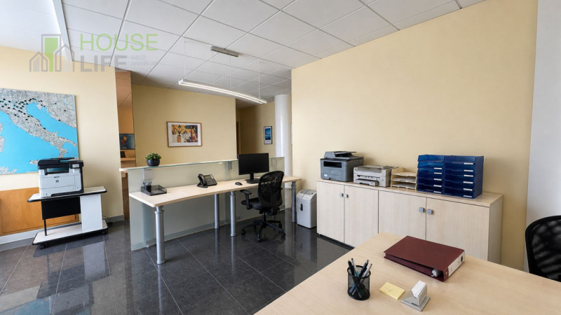 SCHIO – ZONA INDUSTRIALE/DIREZIONALE: proponiamo in locazione un elegante ufficio/studio completa...