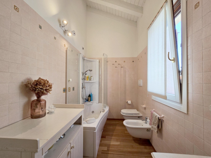 CARBONERA frazione Pezzan vendesi in complesso residenziale ampia villa a schiera di testa di 180...