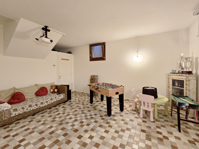 CARBONERA frazione Pezzan vendesi in complesso residenziale ampia villa a schiera di testa di 180...