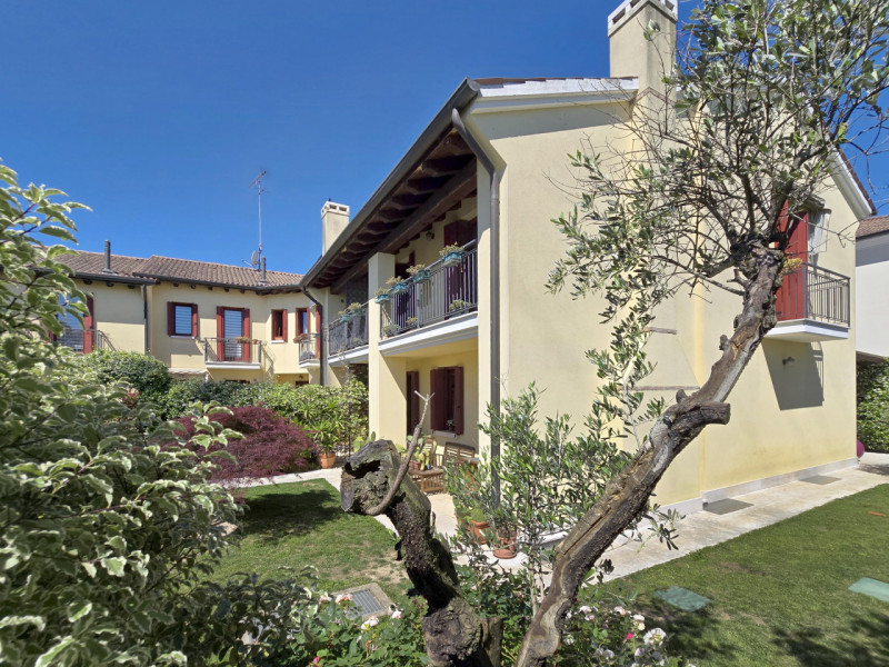 CARBONERA frazione Pezzan vendesi in complesso residenziale ampia villa a schiera di testa di 180...