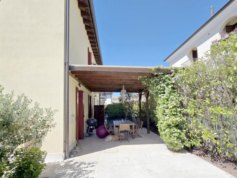 CARBONERA frazione Pezzan vendesi in complesso residenziale ampia villa a schiera di testa di 180...