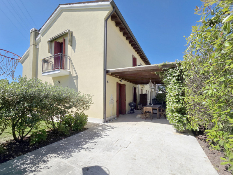CARBONERA frazione Pezzan vendesi in complesso residenziale ampia villa a schiera di testa di 180...