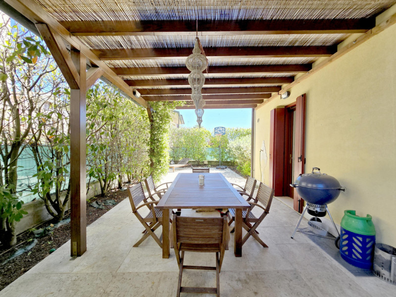 CARBONERA frazione Pezzan vendesi in complesso residenziale ampia villa a schiera di testa di 180...