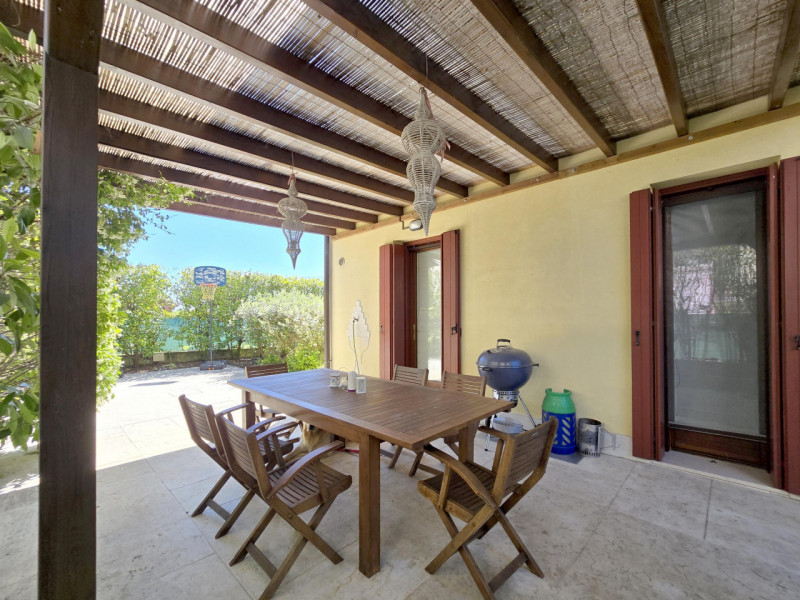 CARBONERA frazione Pezzan vendesi in complesso residenziale ampia villa a schiera di testa di 180...