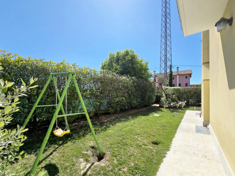 CARBONERA frazione Pezzan vendesi in complesso residenziale ampia villa a schiera di testa di 180...