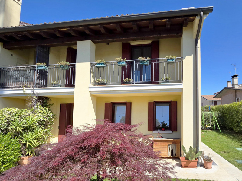 CARBONERA frazione Pezzan vendesi in complesso residenziale ampia villa a schiera di testa di 180...