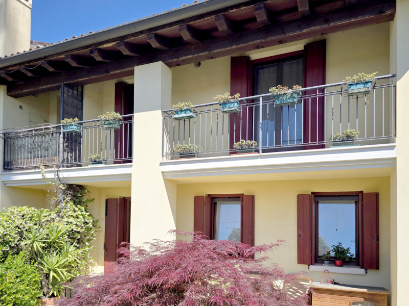 CARBONERA frazione Pezzan vendesi in complesso residenziale ampia villa a schiera di testa di 180...
