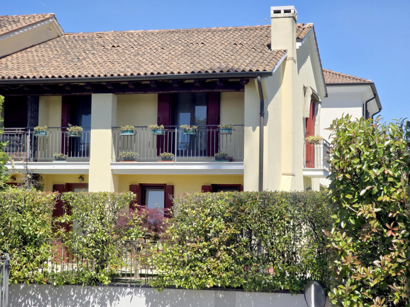 CARBONERA frazione Pezzan vendesi in complesso residenziale ampia villa a schiera di testa di 180...