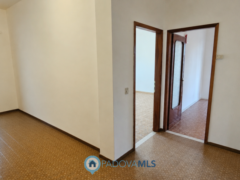 Immobile in esclusiva al Gruppo Padova MLS
NOVENTA PADOVANA Centro. Proponiamo un luminoso appart...