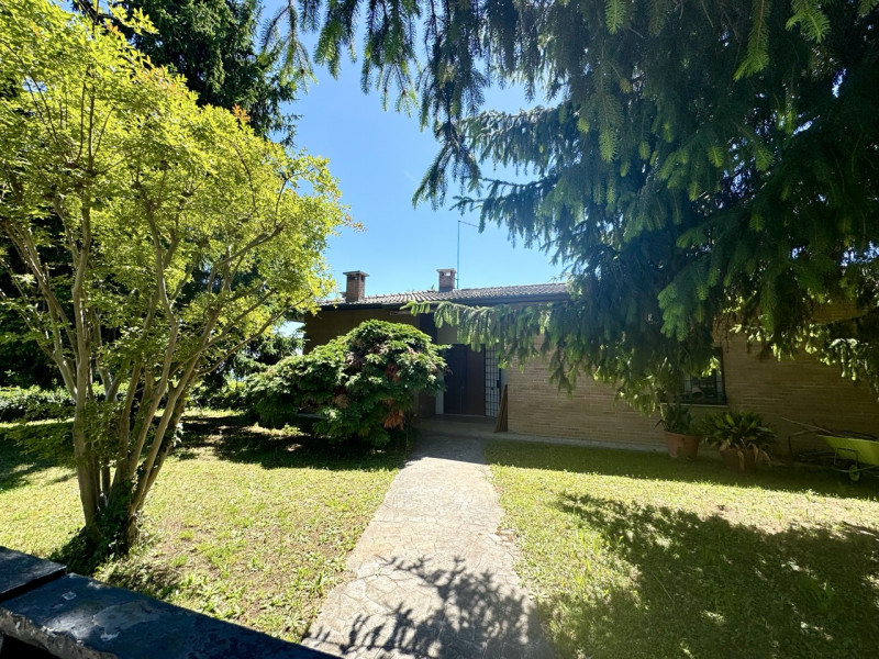 Villa singola con giardino e 7823 mq di bosco

Sogno Immobiliare Colceresa via Marconi 2 – 0424.1...