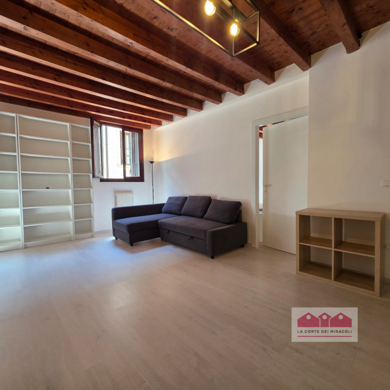SOLO CONTRATTO CON RESIDENZA - VICENZA CENTRO STORICO: IN POSIZIONE CENTRALISSIMA, ELEGANTE MINI ...