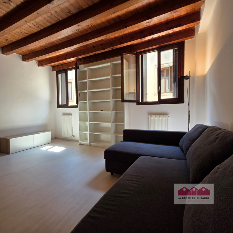 SOLO CONTRATTO CON RESIDENZA - VICENZA CENTRO STORICO: IN POSIZIONE CENTRALISSIMA, ELEGANTE MINI ...