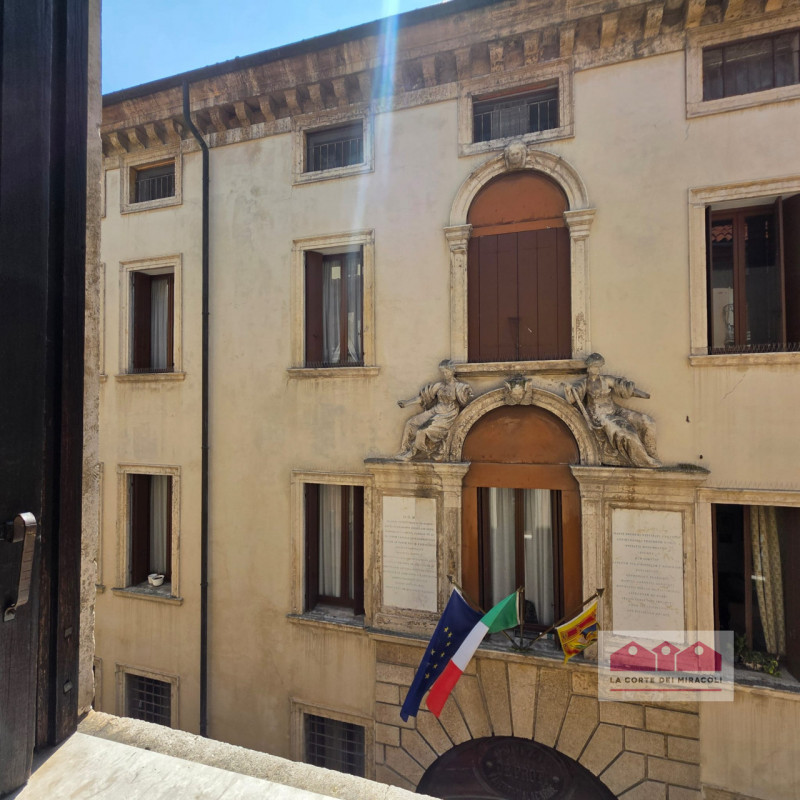 SOLO CONTRATTO CON RESIDENZA - VICENZA CENTRO STORICO: IN POSIZIONE CENTRALISSIMA, ELEGANTE MINI ...