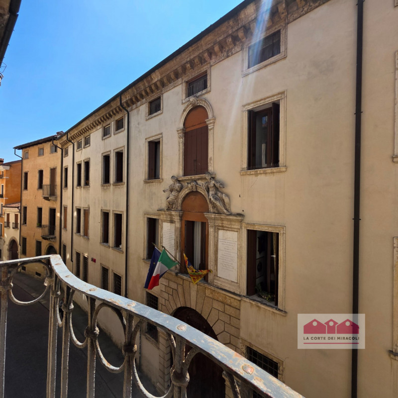 SOLO CONTRATTO CON RESIDENZA - VICENZA CENTRO STORICO: IN POSIZIONE CENTRALISSIMA, ELEGANTE MINI ...