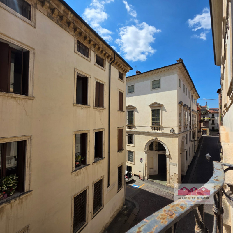SOLO CONTRATTO CON RESIDENZA - VICENZA CENTRO STORICO: IN POSIZIONE CENTRALISSIMA, ELEGANTE MINI ...