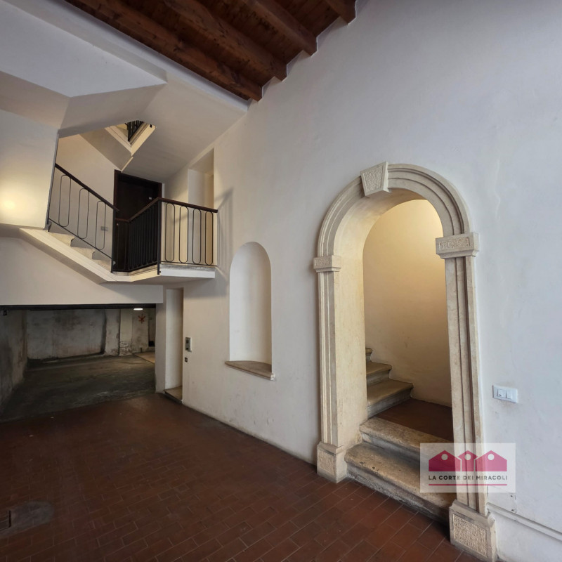 SOLO CONTRATTO CON RESIDENZA - VICENZA CENTRO STORICO: IN POSIZIONE CENTRALISSIMA, ELEGANTE MINI ...
