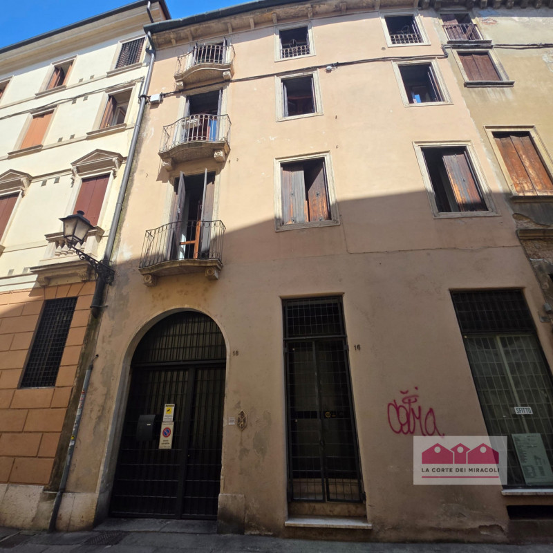 SOLO CONTRATTO CON RESIDENZA - VICENZA CENTRO STORICO: IN POSIZIONE CENTRALISSIMA, ELEGANTE MINI ...