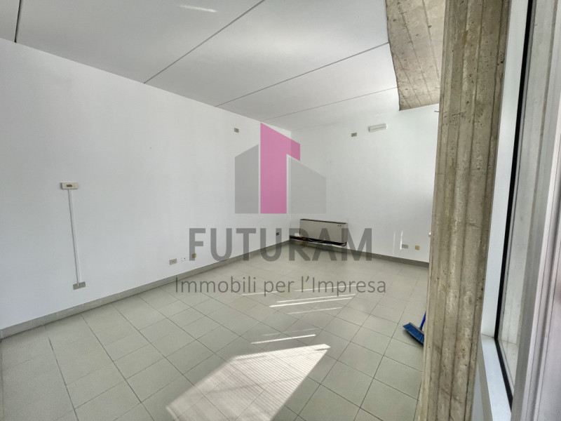 BRENDOLA- 58FIL - Per info 0444/310220

Proponiamo in AFITTO un capannone con negozio su due live...