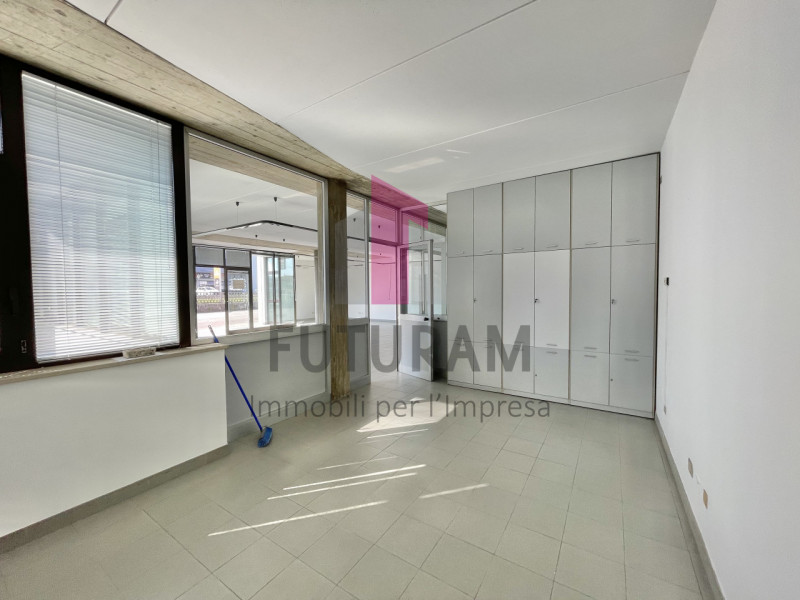 BRENDOLA- 58FIL - Per info 0444/310220

Proponiamo in AFITTO un capannone con negozio su due live...
