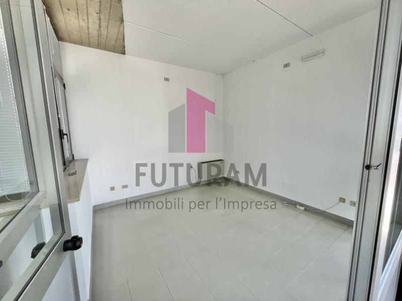 BRENDOLA- 58FIL - Per info 0444/310220

Proponiamo in AFITTO un capannone con negozio su due live...