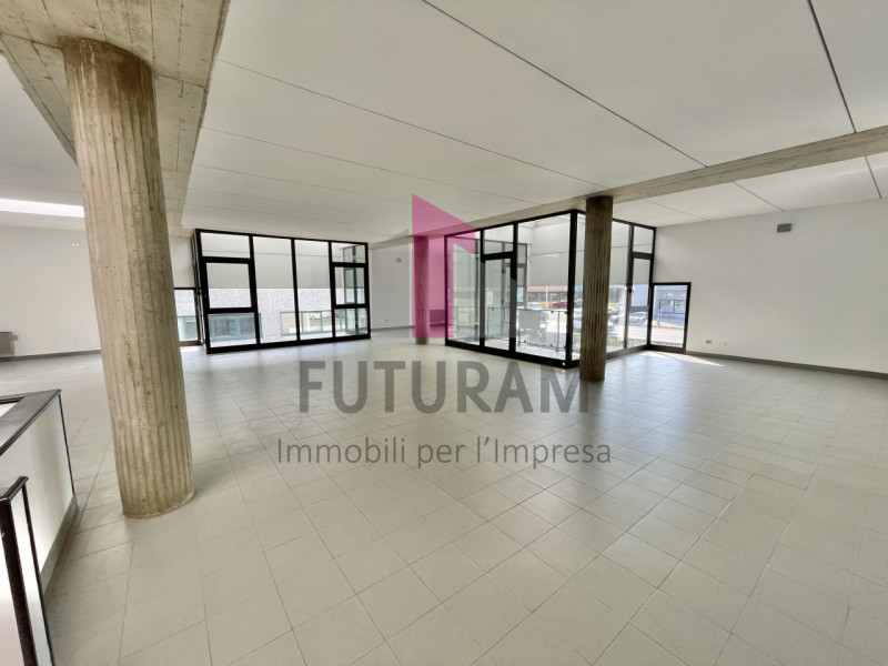 BRENDOLA- 58FIL - Per info 0444/310220

Proponiamo in AFITTO un capannone con negozio su due live...