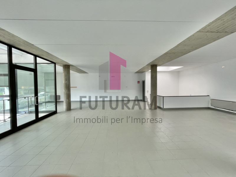 BRENDOLA- 58FIL - Per info 0444/310220

Proponiamo in AFITTO un capannone con negozio su due live...