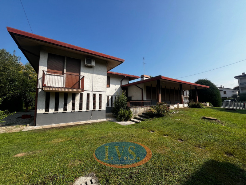 In  posizione tranquilla e riservata del paese di Limena, proponiamo in vendita una villa singola...