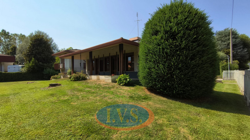 In  posizione tranquilla e riservata del paese di Limena, proponiamo in vendita una villa singola...