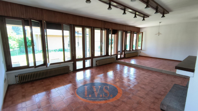 In  posizione tranquilla e riservata del paese di Limena, proponiamo in vendita una villa singola...