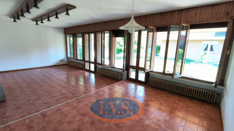 In  posizione tranquilla e riservata del paese di Limena, proponiamo in vendita una villa singola...