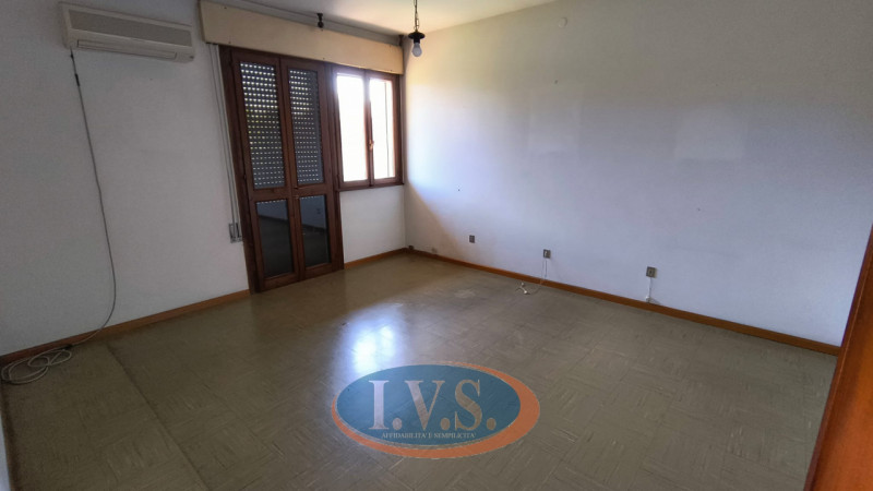 In  posizione tranquilla e riservata del paese di Limena, proponiamo in vendita una villa singola...