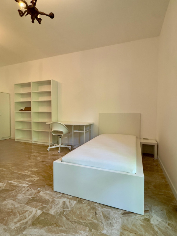 In contesto residenziale tranquillo e ben servito, proponiamo in affitto un posto letto all’inter...