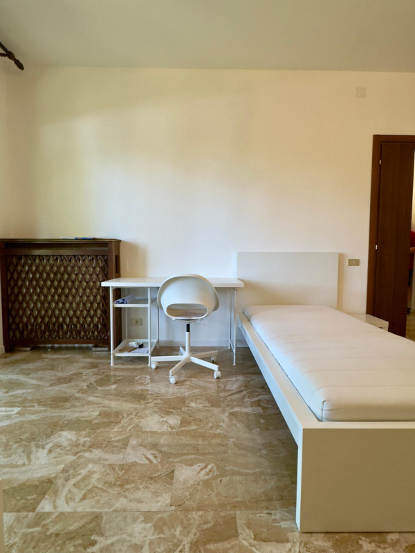In contesto residenziale tranquillo e ben servito, proponiamo in affitto un posto letto all’inter...