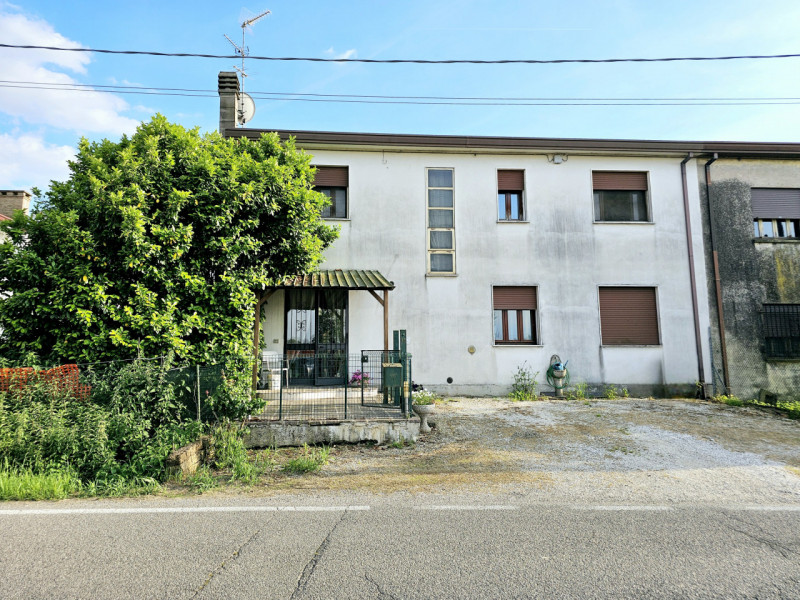 Proponiamo in vendita a Ponso, nella frazione di Bresega, grande porzione di bifamiliare, struttu...